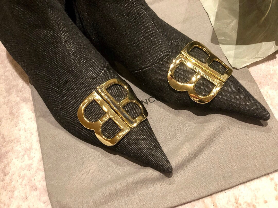 POINTED-TOE KITTEN HEEL 45 MM ANKLE BOOTS IN BLACK DENIM - 34