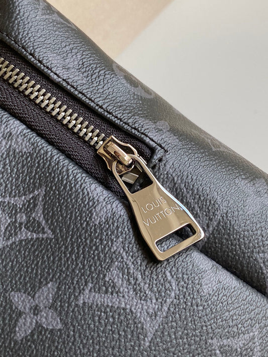 РЮКЗАК 40 З МОНОГРАМОЮ MONOGRAM ECLIPSE З ПОЛОТНА КОЛЬОРУ ЗБРОЙНОЇ СТАЛІ