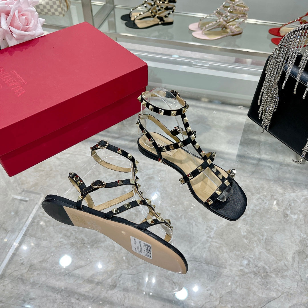 ROCKSTUD SANDAL WITH STRAPS IN BLACK CALFSKIN - 35