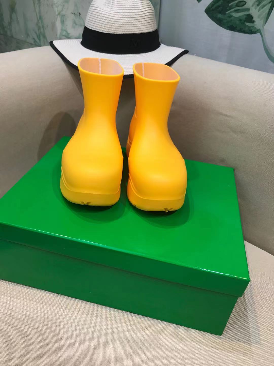 PUDDLE ANKLE BOOT IN BRIGHT YELLOW RUBBER - 35