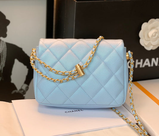 CHANEL 25S CLASSIC FLAP 19 СМ ЗІ СВІТЛО-БЛАКИТНОЇ ШКІРИ CAVIAR ІЗ ЗОЛОТОЮ ФУРНІТУРОЮ
