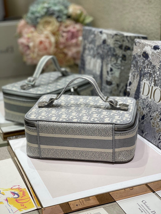 МАЛЕНЬКИЙ КОСМЕТИЧНИЙ КЕЙС 24 З ЖАККАРДУ MONOGRAM OBLIQUE БЛІДО-СІРОГО КОЛЬОРУ