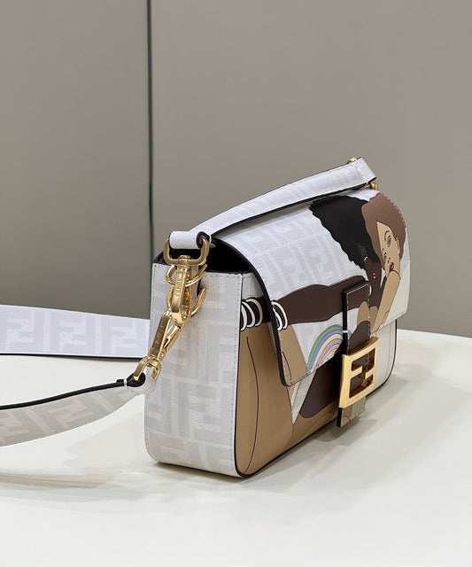 СУМКА FENDI 27 BAGUETTE З БІЛОЇ ТЕЛЯЧОЇ ШКІРИ З НАКЛЕЙКОЮ ТА ЗОЛОТОЮ ФУРНІТУРОЮ