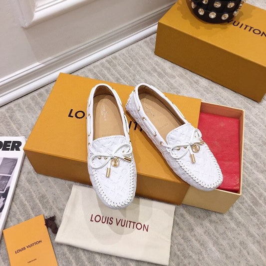 LV WOMEN'S DRIVER MOCCASIN IN WHITE EMBOSSED CALFSKIN - 35