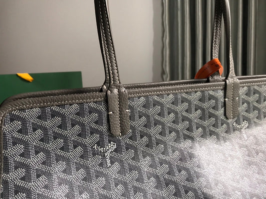 СУМКА HARDY PM 40 З СІРОЇ КАНВИ GOYARDINE ТА ОЗДОБЛЕННЯМ ЗІ ШКІРИ TAURILLON