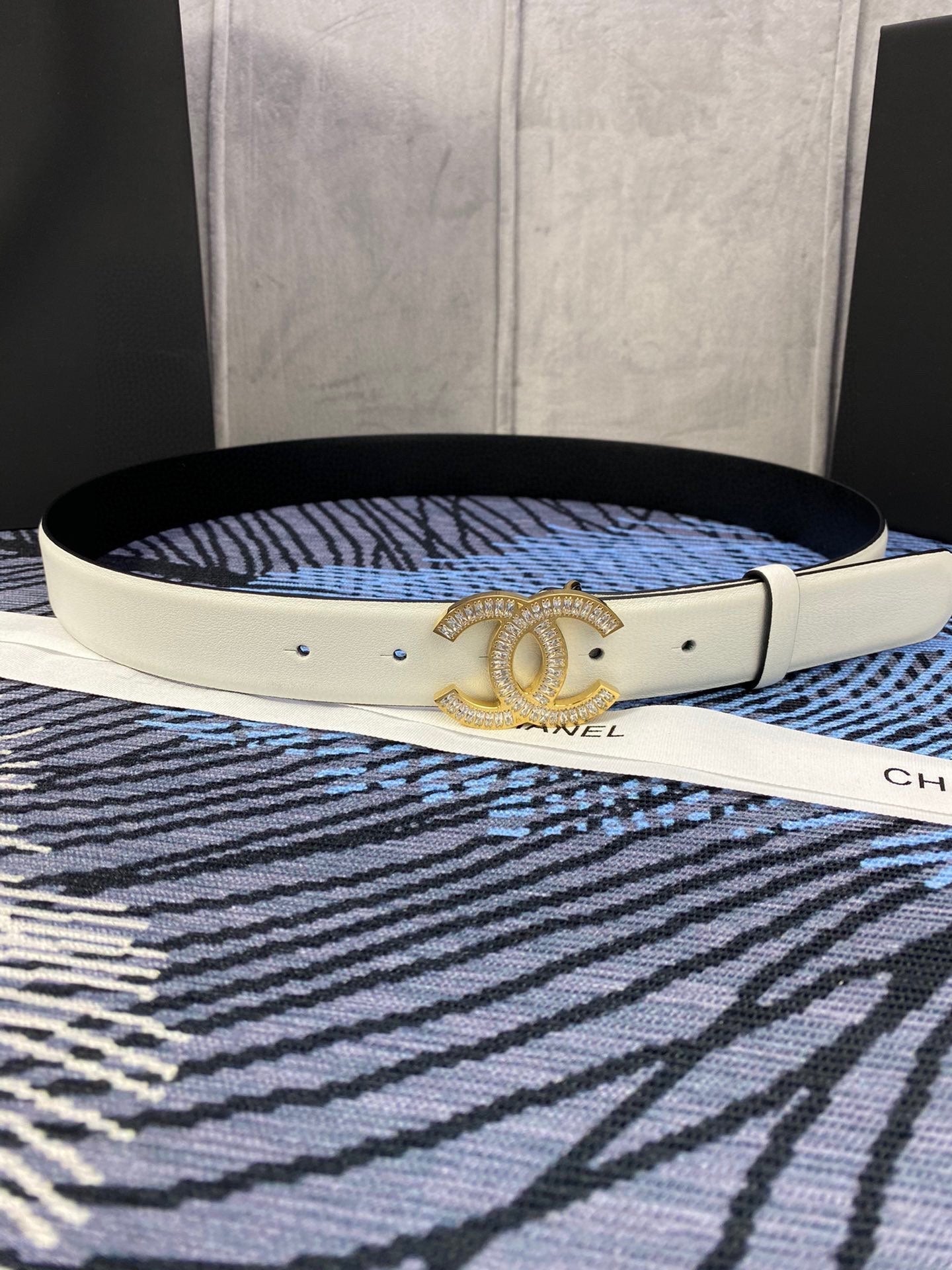 CHANEL 25S BELT 30 MM IN WHITE CALFSKIN WITH GOLD HARDWARE 615098 - 30