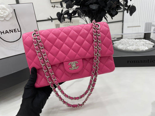 CC 25 КЛАСИЧНА МАЛЕНЬКА СУМКА DOUBLE FLAP З ЯСКРАВО-РОЖЕВОЇ ШКІРИ ТЕЛЯТИ З РЕМІНЦЕМ