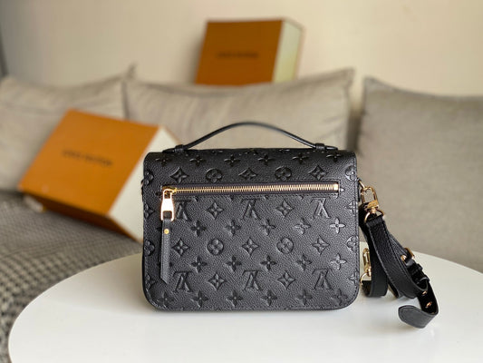 LV 25S POCHETTE METIS 25 З ЧОРНОЇ МОНОГРАМНОЇ КАНВИ З ПОКРИТТЯМ, ЗОЛОТА ФУРНІТУРА