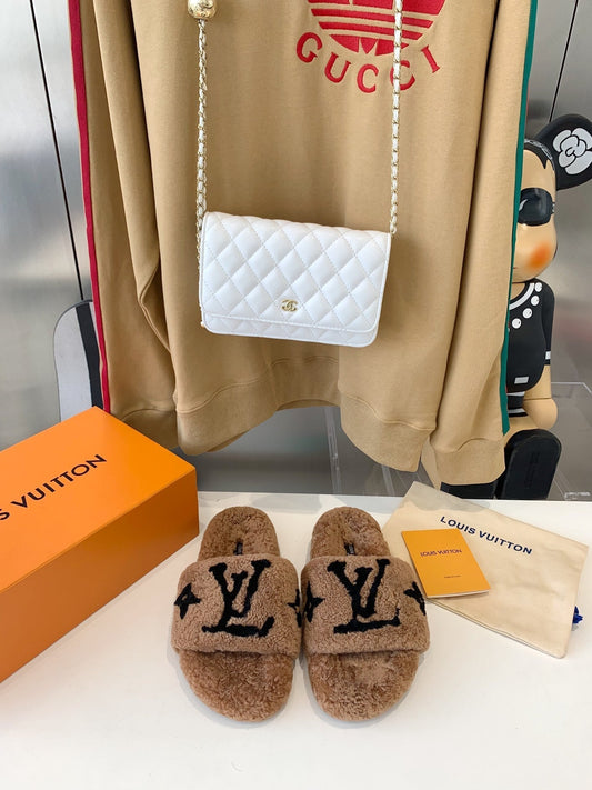LV WOMEN'S PASEO FLAT SLIPPER IN CARAMEL BROWN FLEECE WITH BLACK LOGO - 35