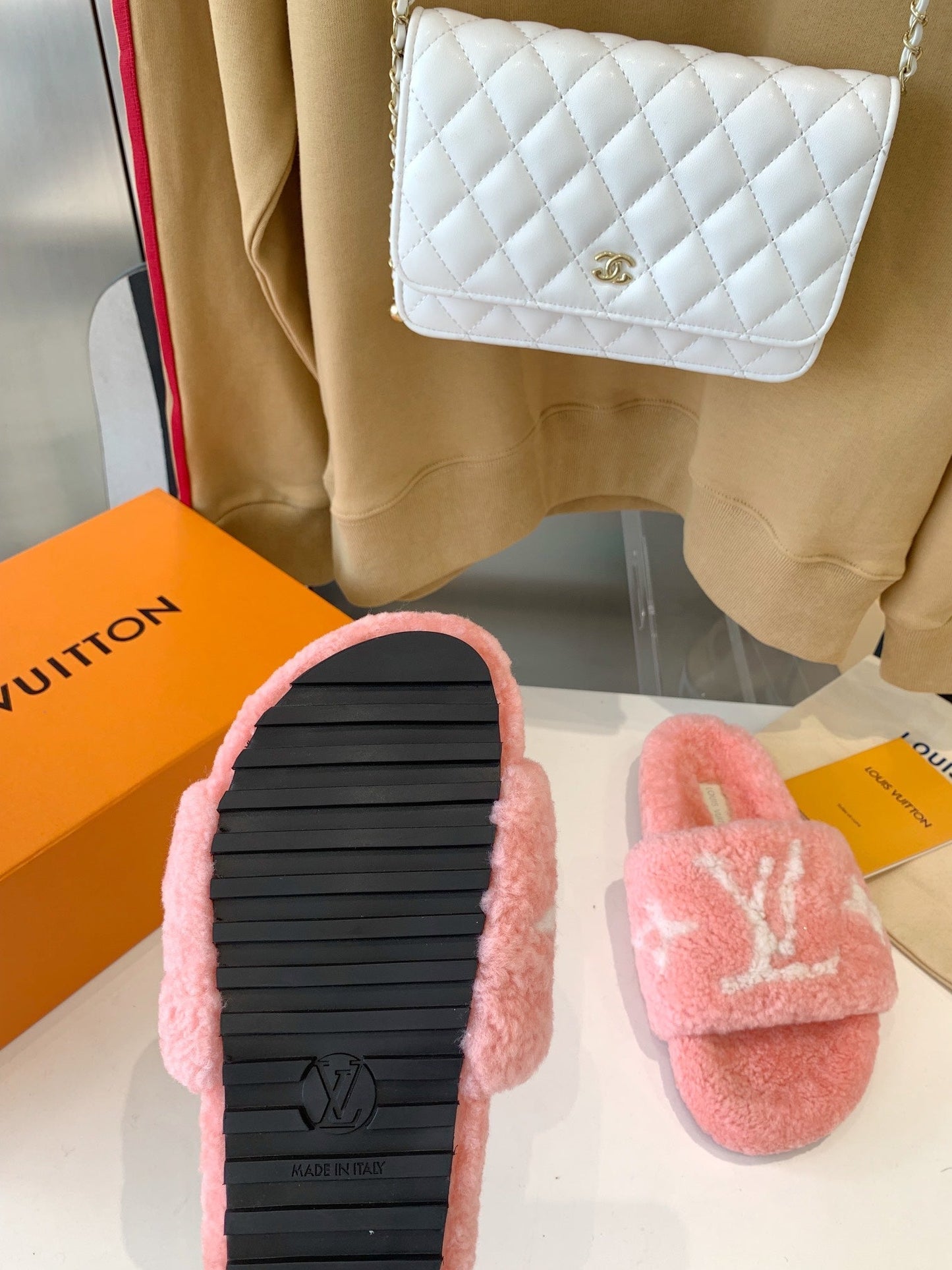 LV WOMEN'S PASEO FLAT SLIPPER IN LIGHT PINK FLEECE WITH WHITE LOGO - 35