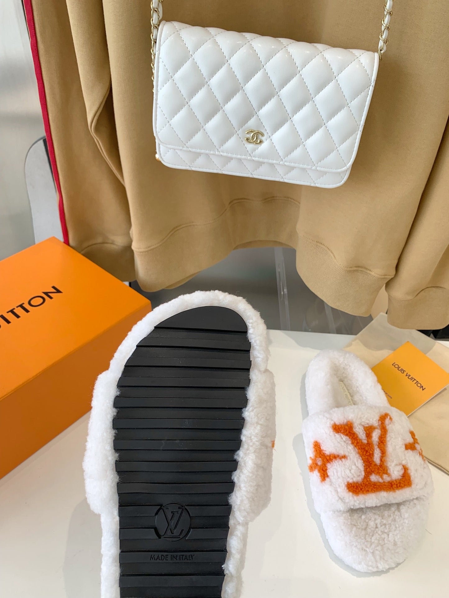 LV WOMEN'S PASEO FLAT SLIPPER IN WHITE FLEECE WITH ORANGE LOGO - 35