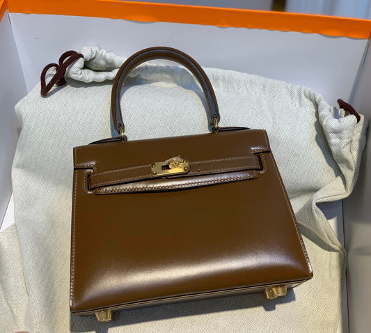 СУМКА KELLY MINI 20 З ГЛАДКОЇ ТЕЛЯЧОЇ ШКІРИ КОЛЬОРУ ШОКОЛАДНИЙ КОРИЧНЕВИЙ ІЗ ФУРНІТУРОЮ ЗОЛОТОГО КОЛЬОРУ