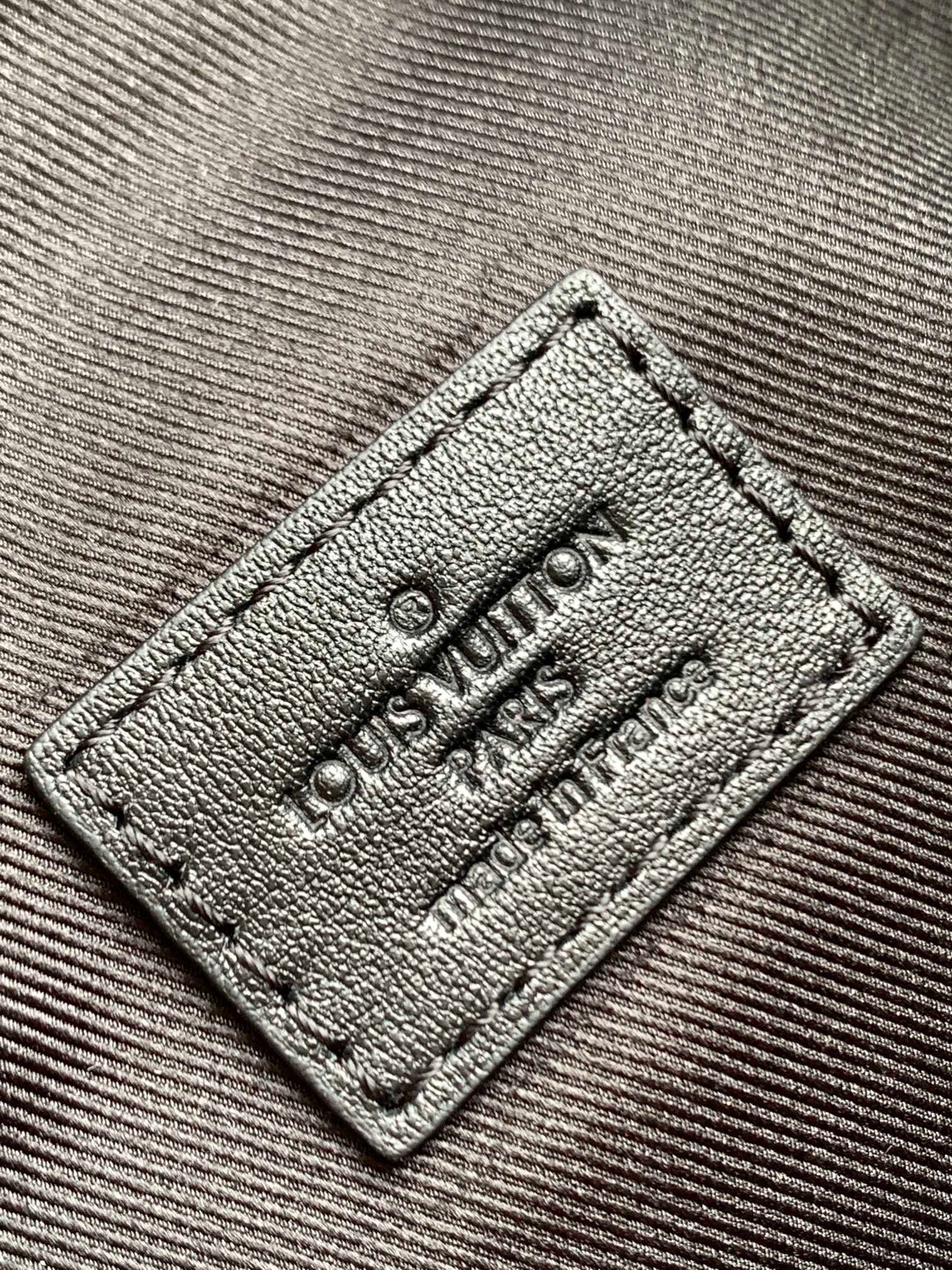 LV 25S DISCOVERY BUMBAG 44 IN BLACK MONOGRAM ECLIPSE CALFSKIN