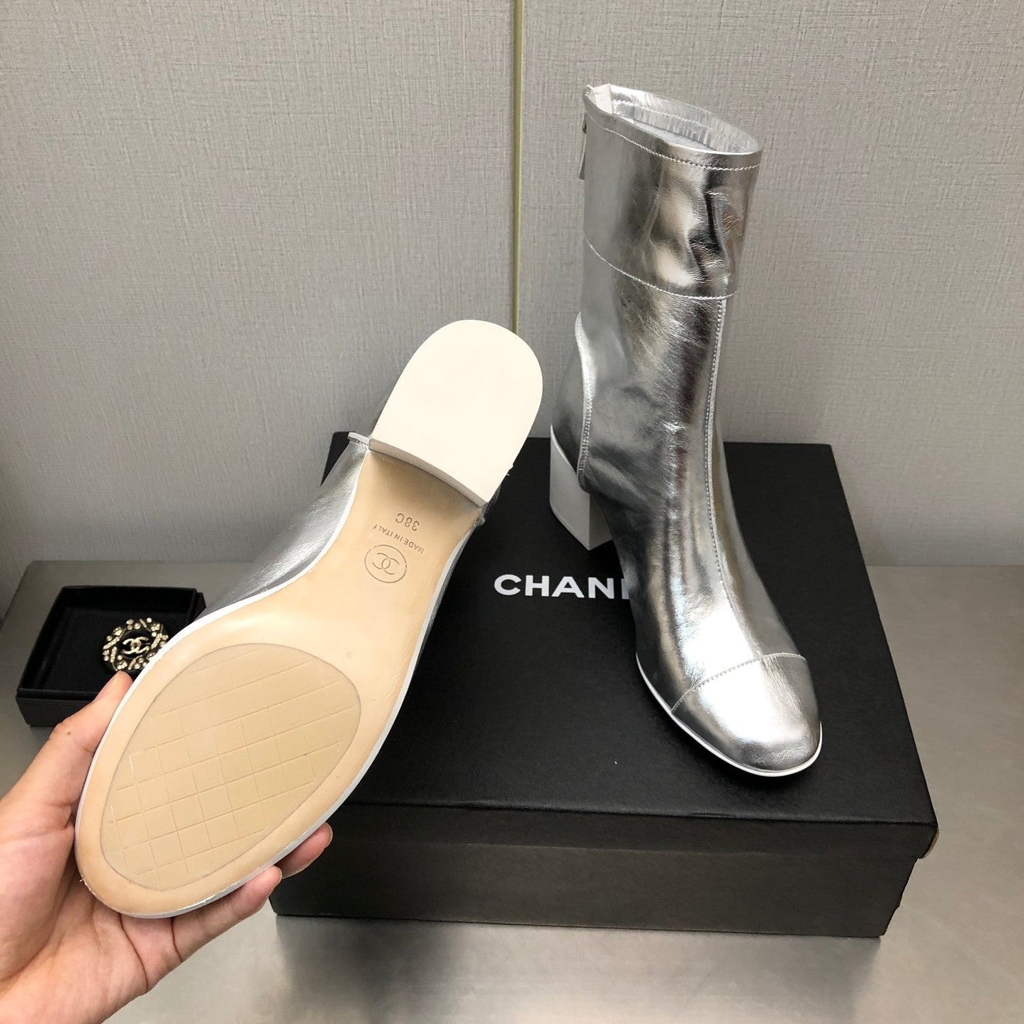 BLOCK HEEL ANKLE BOOTS IN SILVER CALFSKIN - 35