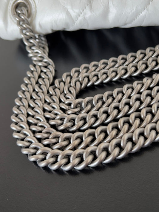 СУМКА CRUSH CHAINED 32 З БІЛОЇ СТЬОБАНОЇ ЗІМ'ЯТОЇ ТЕЛЯЧОЇ ШКІРИ З ФУРНІТУРОЮ СРІБНОГО КОЛЬОРУ