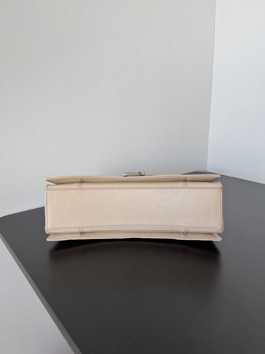 Сумка CRUSH CHAINED BAG 25 з стьобаної овечої шкіри бежевого кольору зі сріблястою фурнітурою