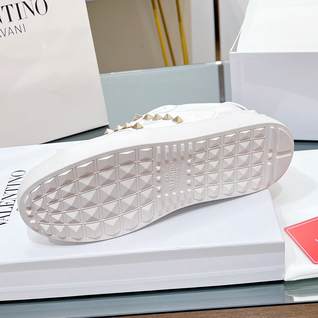 VALENTINO 25S GARAVANI ROCKSTUD UNTITLED STUDDED SNEAKERS IN WHITE LAMBSKIN - 35
