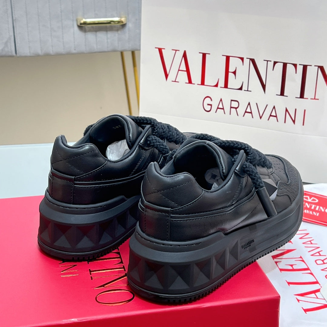 VALENTINO 25S GARAVANI ONE STUD XL PLATFORM SNEAKERS IN BLACK LAMBSKIN - 35
