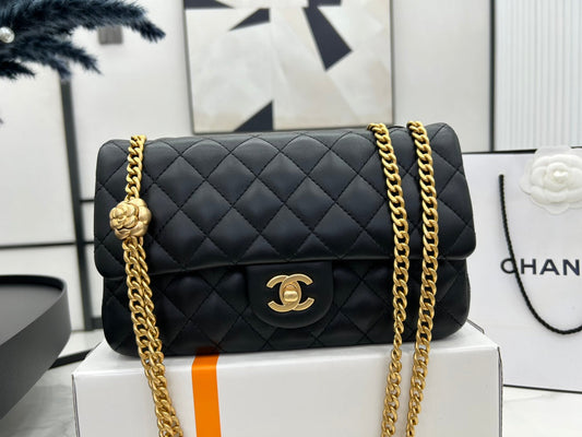 МАЛЕНЬКА СУМКА CC 23 FLAP BAG З ЧОРНОЇ ТЕЛЯЧОЇ ШКІРИ ІЗ ЗОЛОТОЮ ФУРНІТУРОЮ