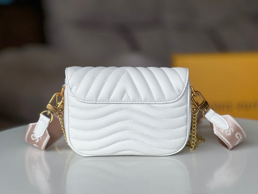 LV 25S WAVE MULTI POCHETTE 19 З БІЛОЇ ТЕЛЯЧОЇ ШКІРИ З ФУРНІТУРОЮ ЗОЛОТОГО КОЛЬОРУ