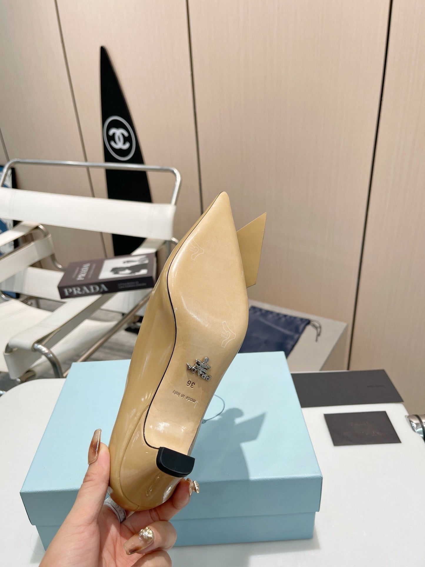 MEDIUM HEEL PUMPS IN TORTILLA BROWN PATENT CALFSKIN ATTACHED CREATIVE FLOWERS - 34