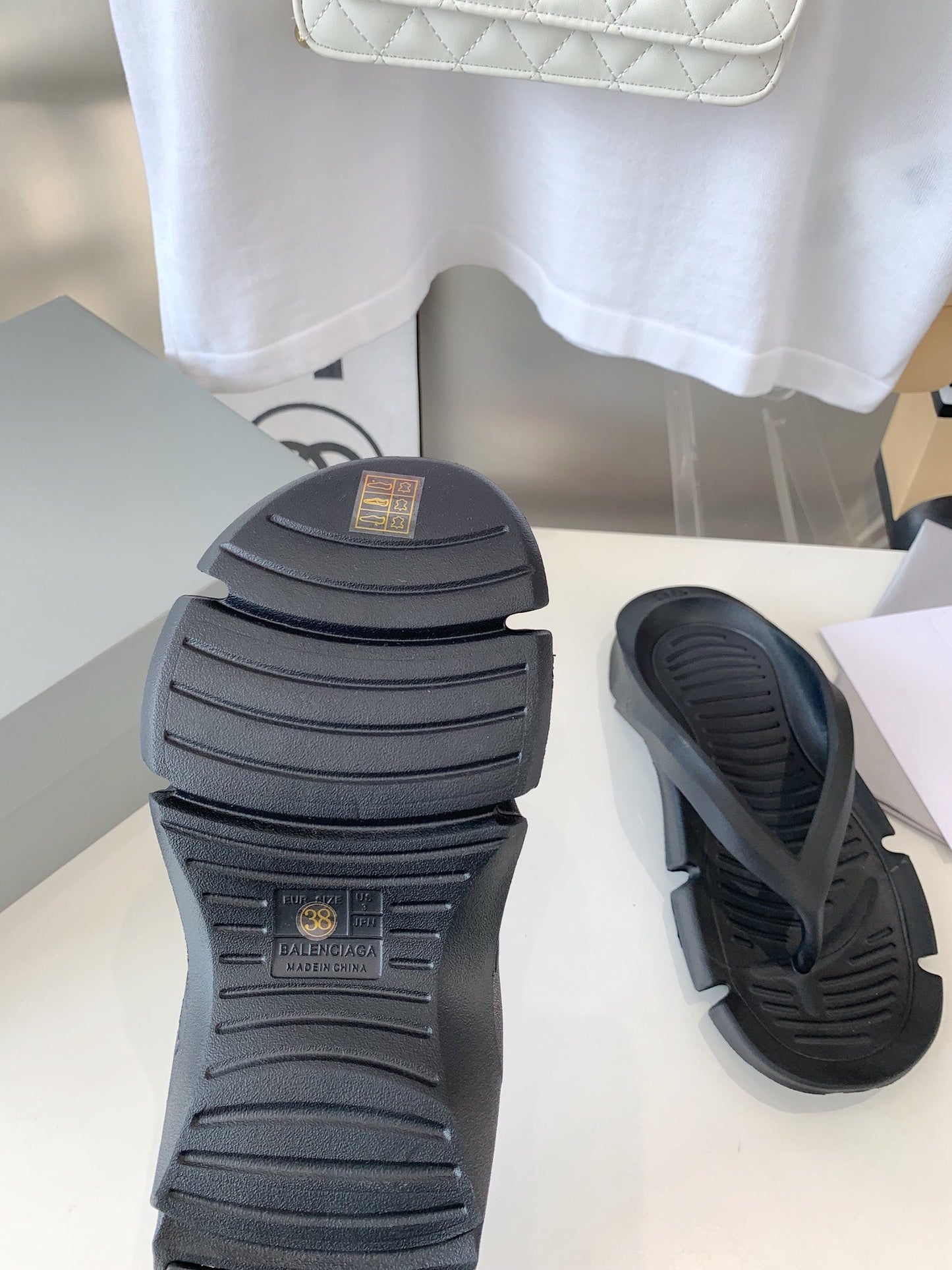 THONG SANDALS IN BLACK RUBBER - 35