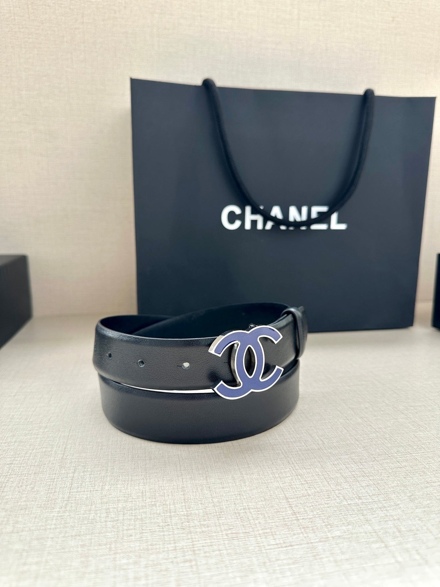 CC 30MM BELT IN BLACK SMOOTH CALFSKIN WITH NAVY BLUE METAL LOGO - 30