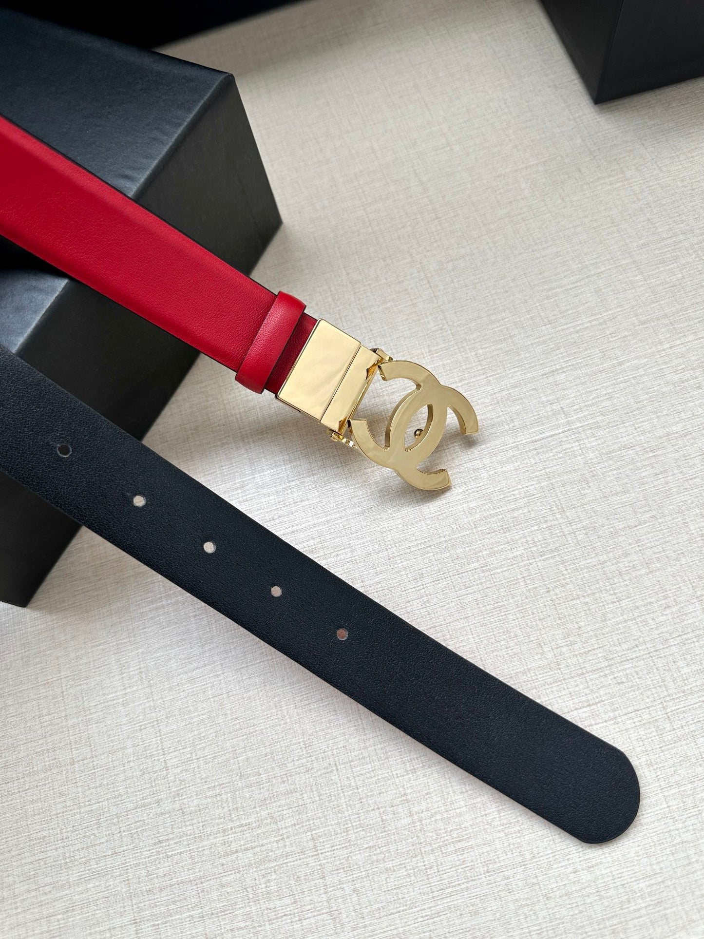CC 30MM BELT IN CHERRY RED AND BLACK CALFSKIN WITH GOLD HARDWARE - 30
