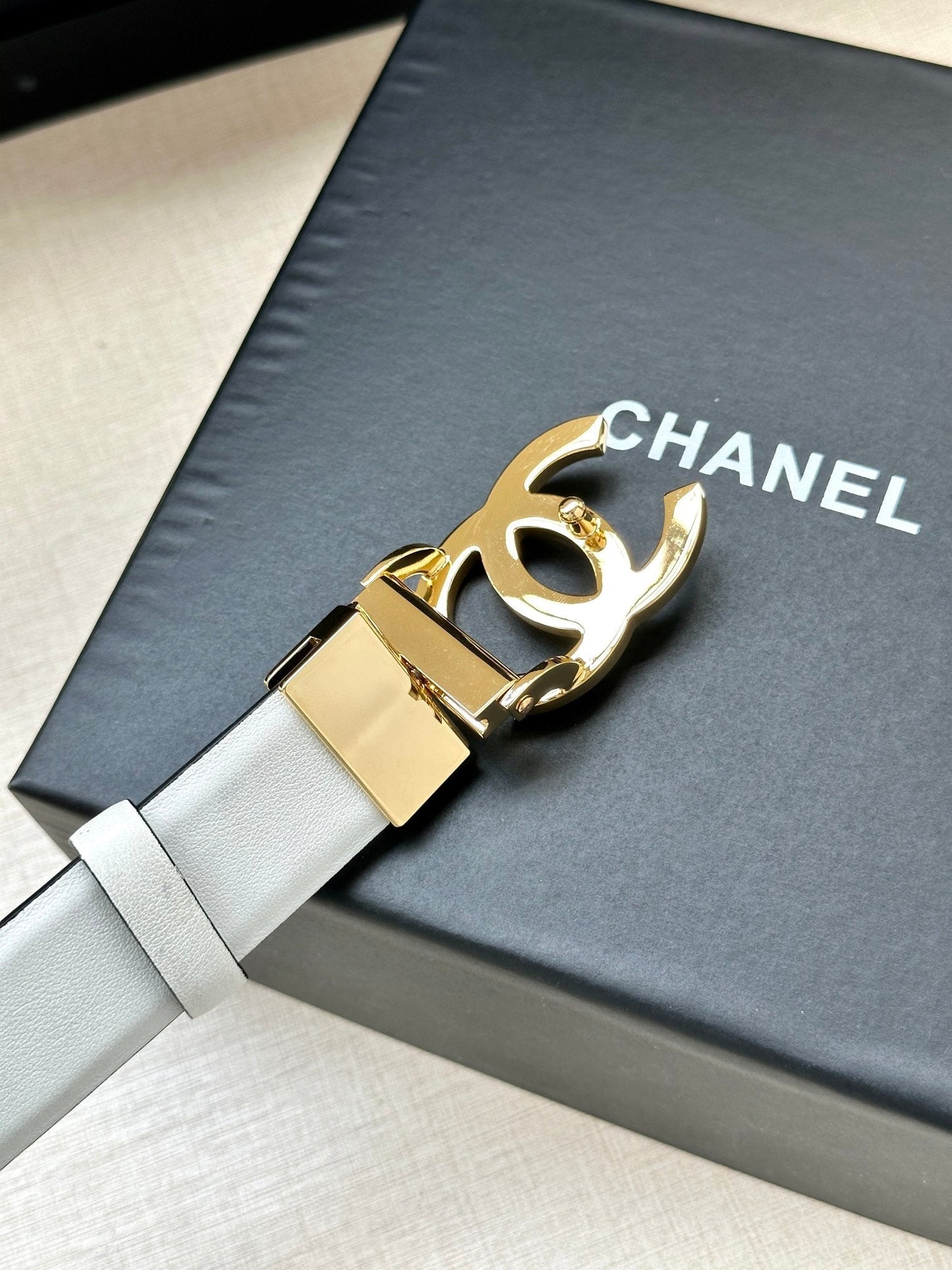 CC 30MM BELT IN WHITE AND BLACK CALFSKIN WITH GOLD HARDWARE - 30