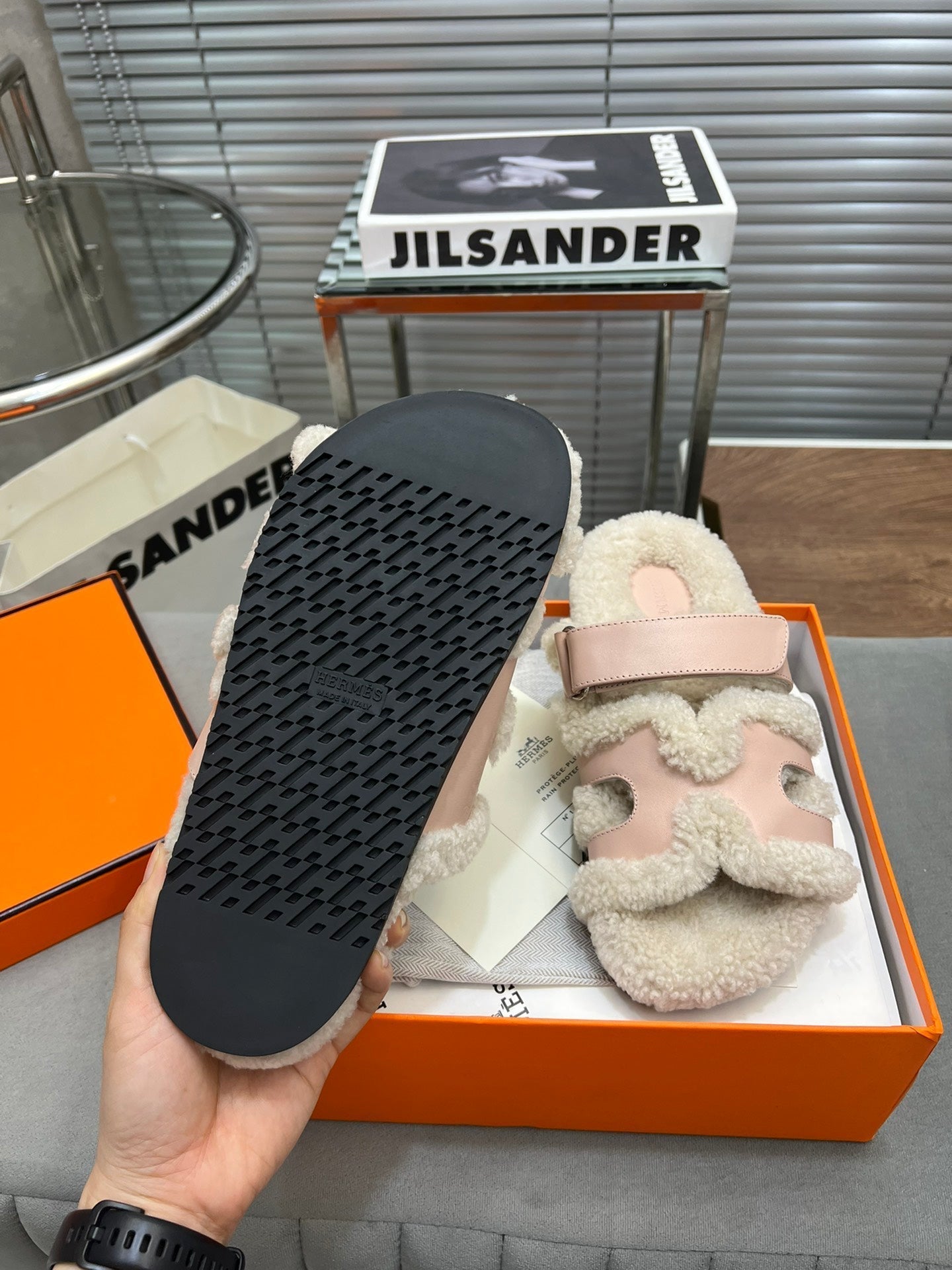 CHYPRE SLIPPERS IN BEIGE LAMB WOOL AND BABY PINK CALFSKIN - 35