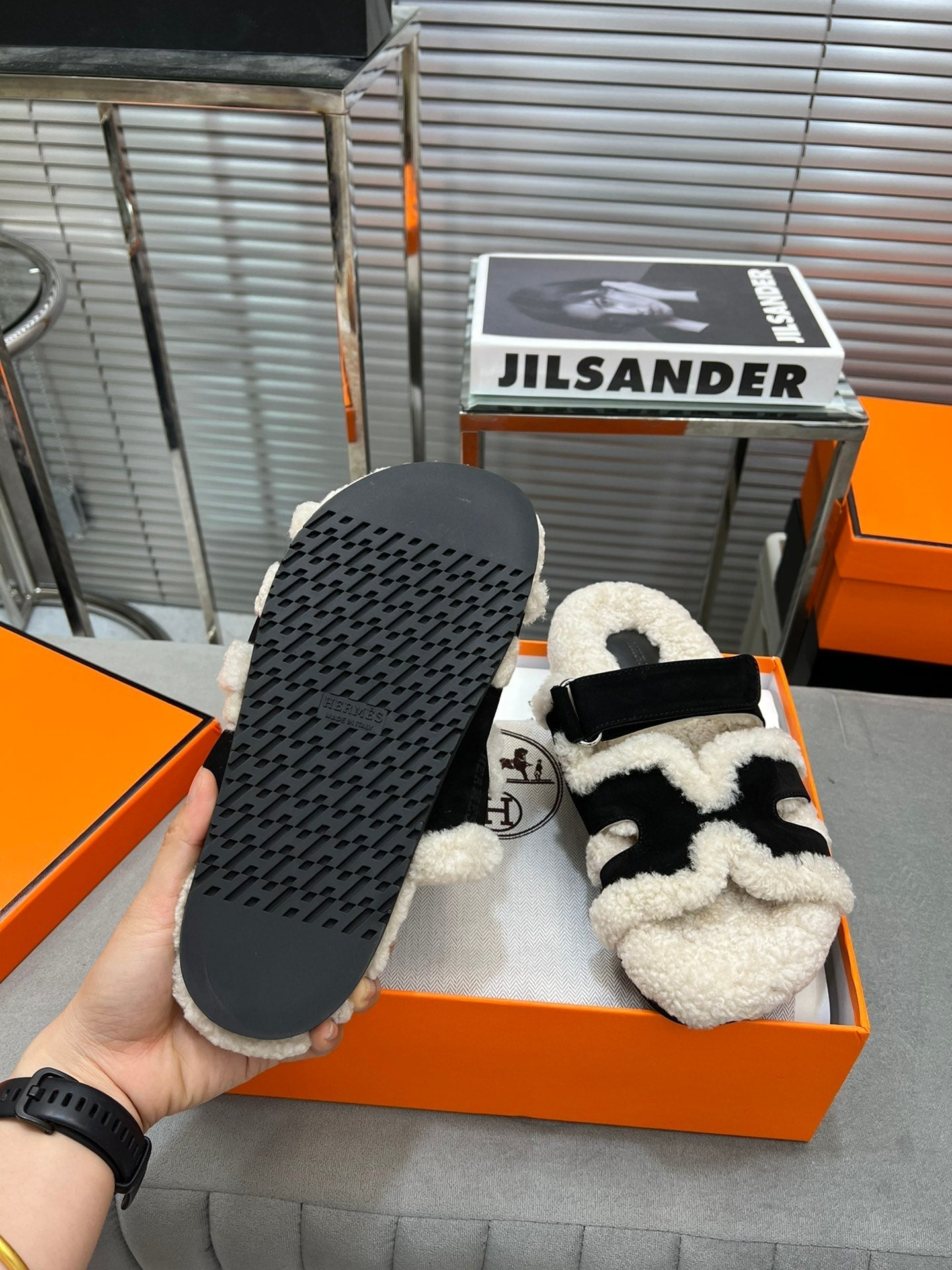 CHYPRE SLIPPERS IN BEIGE LAMB WOOL AND BLACK SUEDE - 35