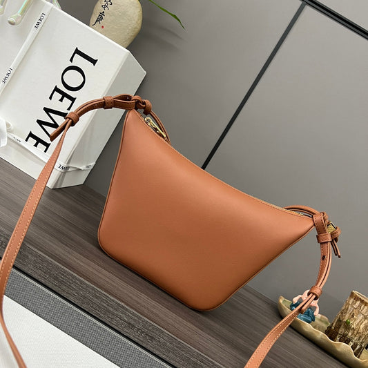 Сумка LOE LUNA HOBO 28 з телячої шкіри кольору «тепла пустеля»