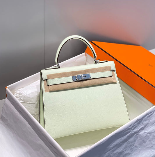 KELLY 28CM У КОЛЬОРІ VERT FIZZ ЗІ ШКІРИ SWIFT CALFSKIN ТА СРІБНОЮ ФУРНІТУРОЮ