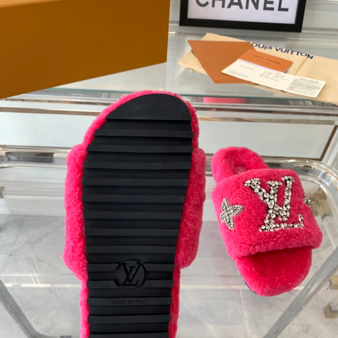 LV WOMEN'S PASEO FLAT SLIPPER IN DEEP PINK FLEECE - 35