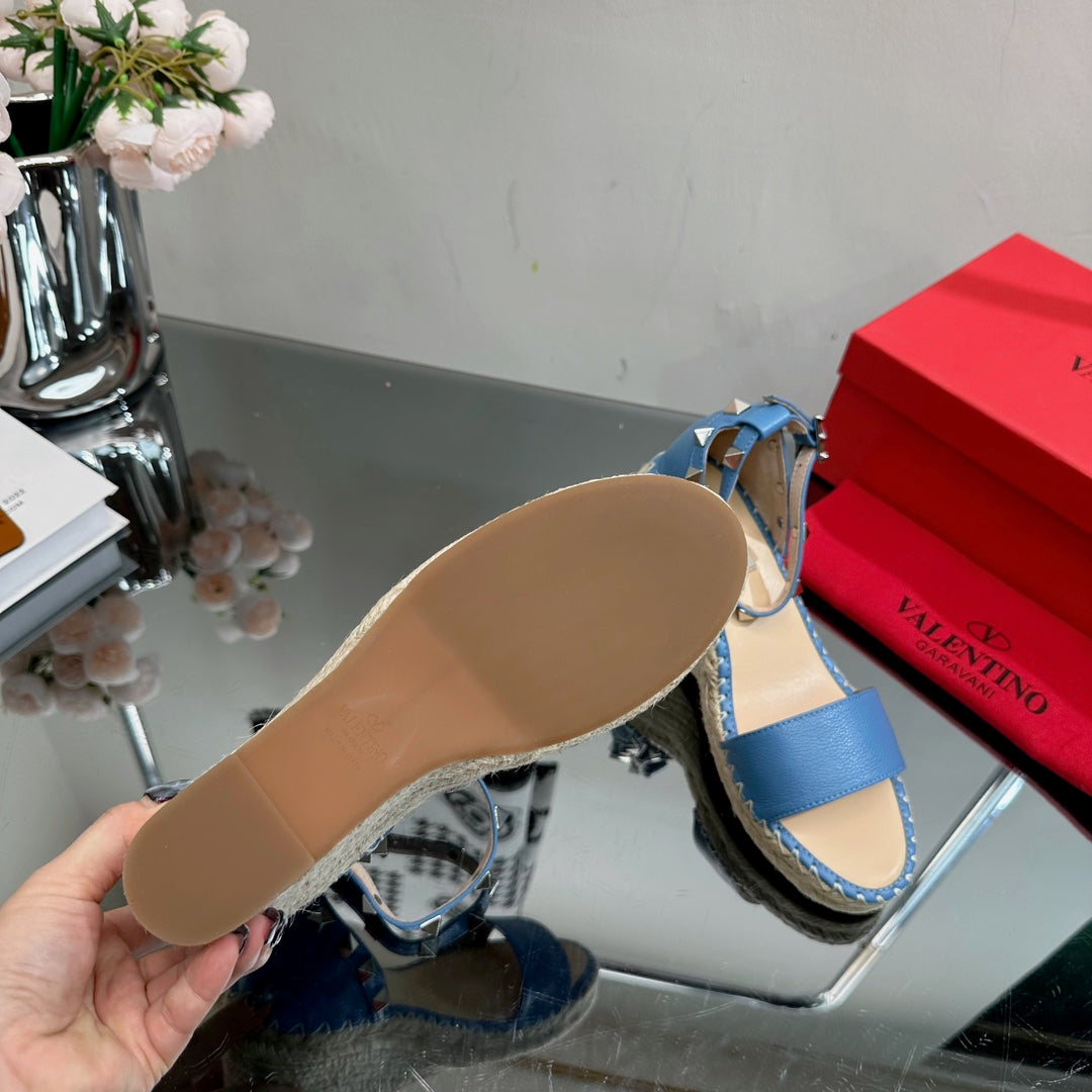 ROCKSTUD WEDGE 85 MM IN ROYAL BLUE CALFSKIN - 35