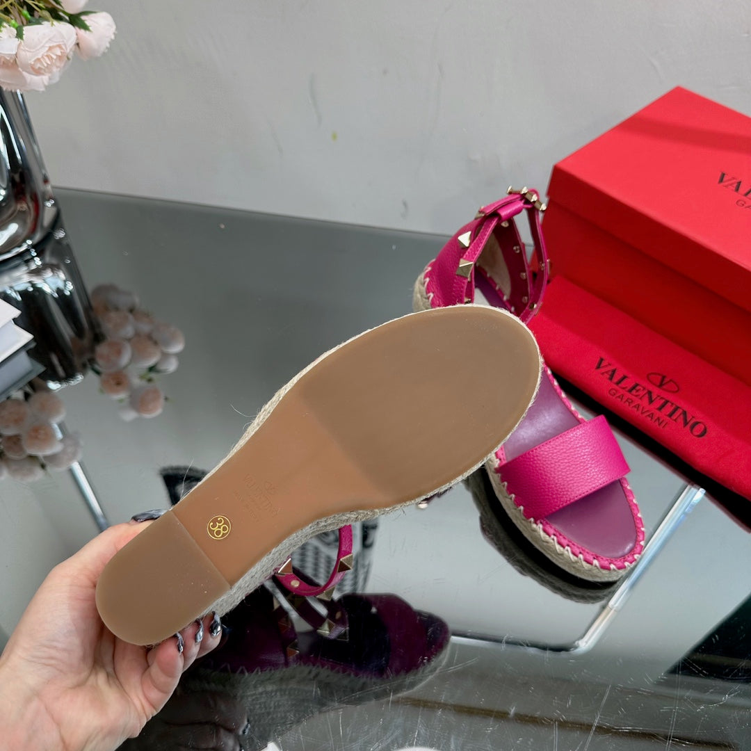 ROCKSTUD WEDGE 85 MM IN DEEP PINK CALFSKIN - 35