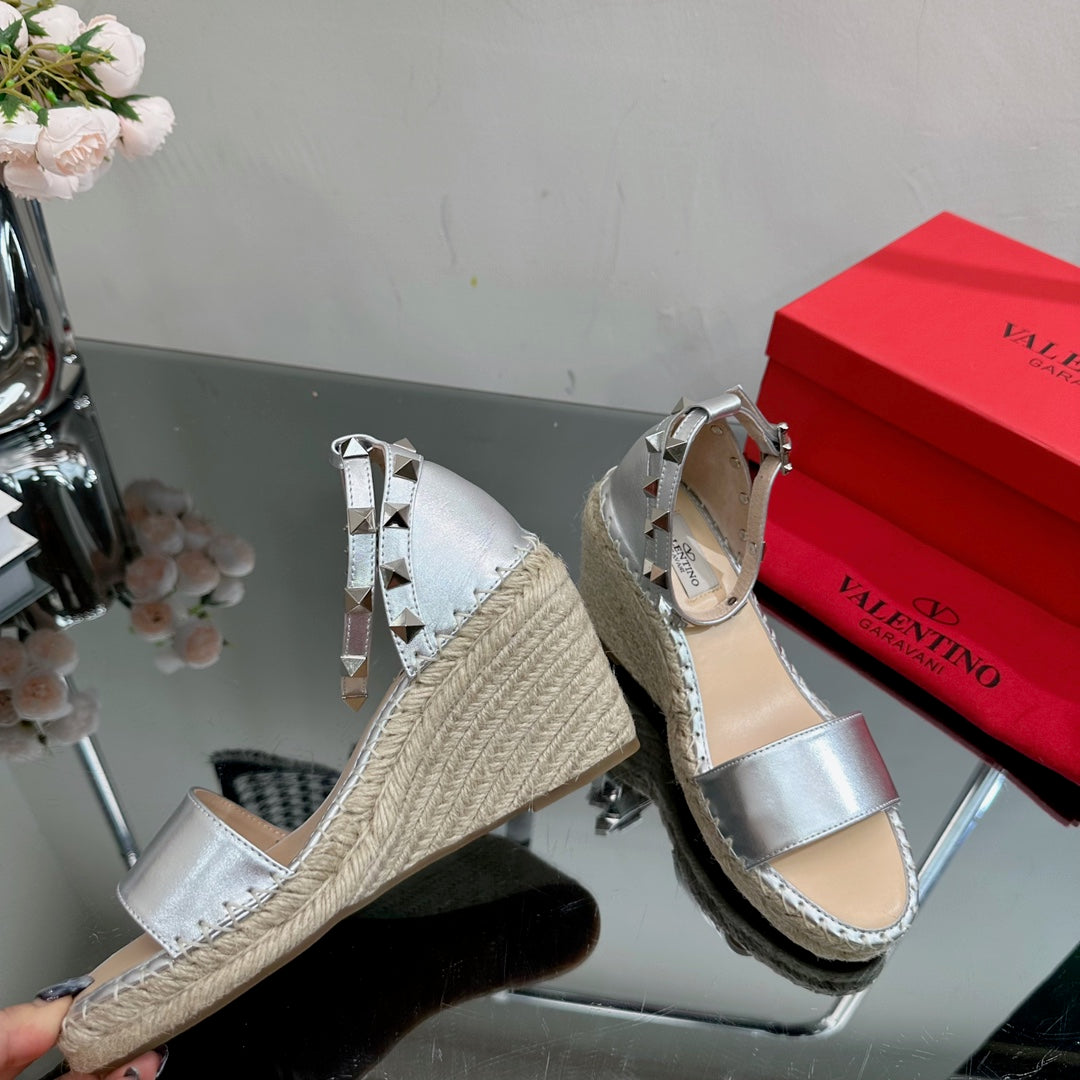 ROCKSTUD WEDGE 85 MM IN SILVER CALFSKIN - 35