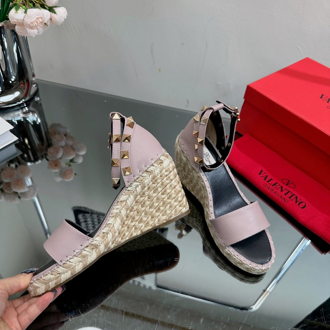ROCKSTUD WEDGE 85 MM IN CREPE PINK CALFSKIN - 35