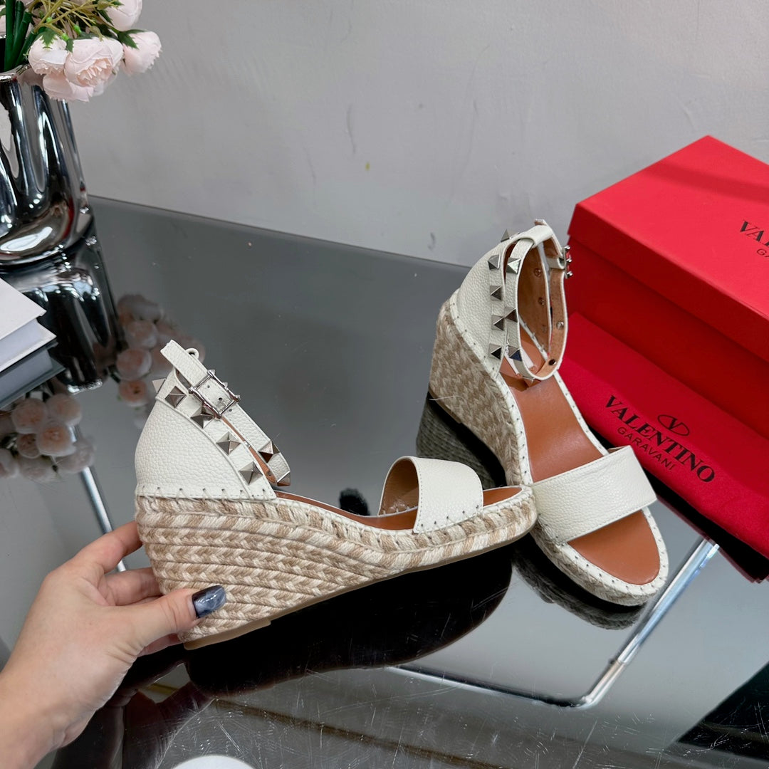 ROCKSTUD WEDGE 85 MM IN WHITE CALFSKIN - 35