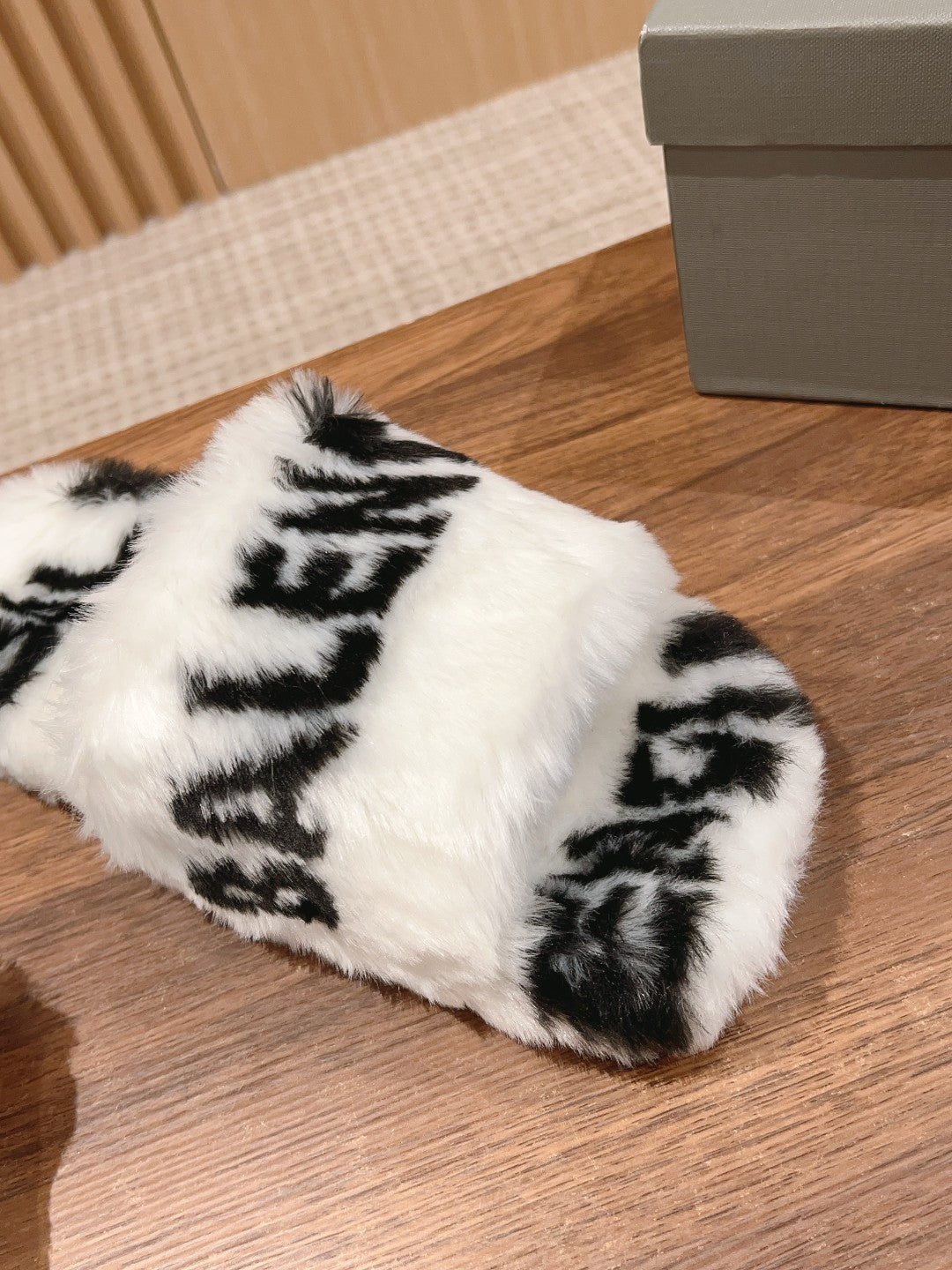 LAMB WOOL SLIPPER WHITE MIX BLACK - 35