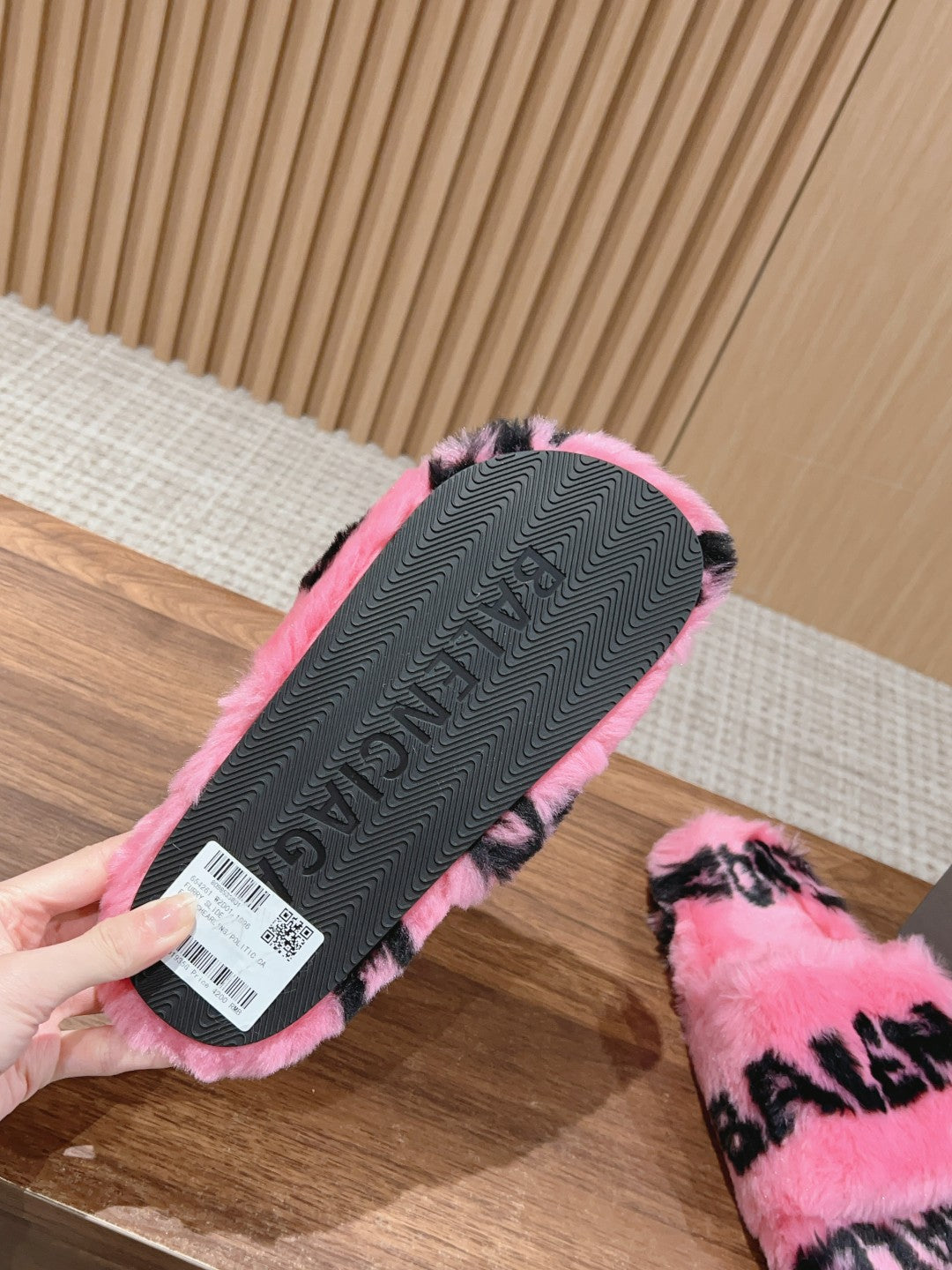 LAMB WOOL SLIPPER PINK AND BLACK - 35