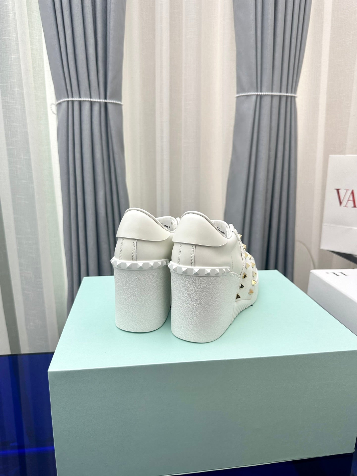 FLATFORM ROCKSTUD UNTITLED SNEAKER IN WHITE CALFSKIN - 35