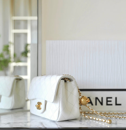 CHANEL 25S FLAP BAG 18 СМ З БІЛОЇ ОВЕЧОЇ ШКІРИ ІЗ ЗОЛОТОЮ ФУРНІТУРОЮ