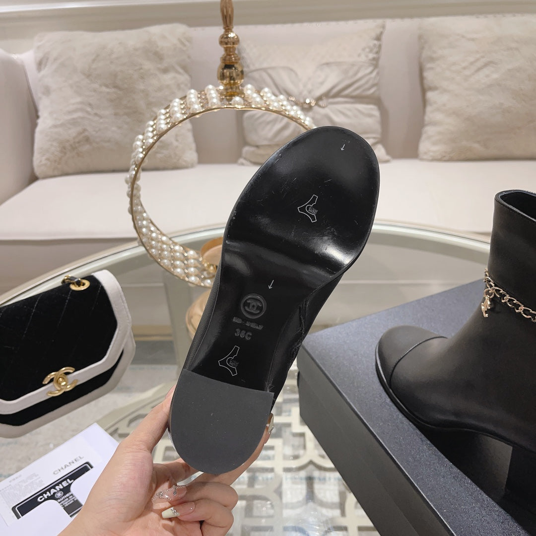 MID-HEEL ANKLE BOOTS IN BLACK SMOOTH CALFSKIN - 35