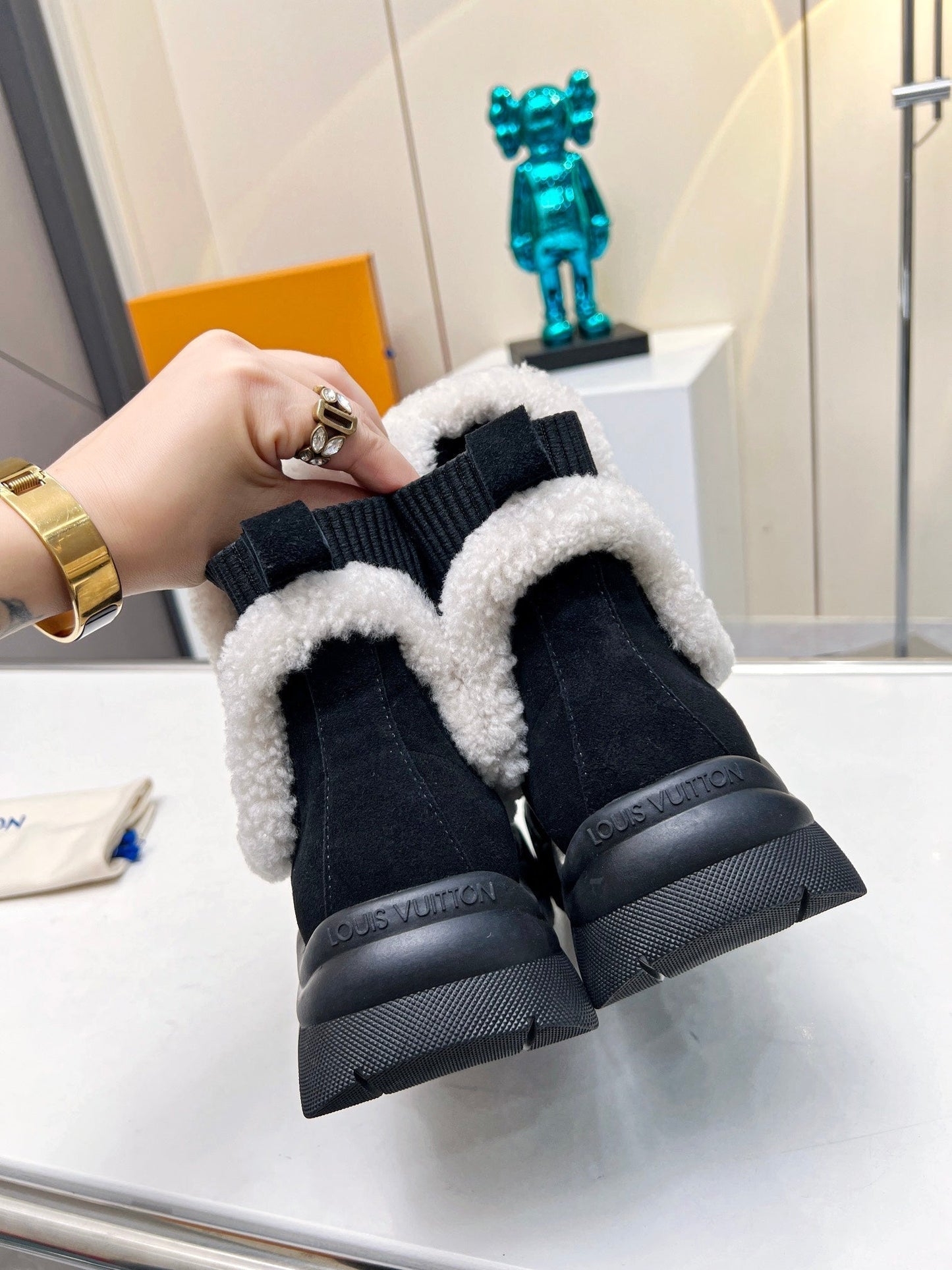 LV RUBY FLAT ANKLE BOOT IN BLACK SUEDE CALF LEATHER AND WHITE SHEARLING - 35