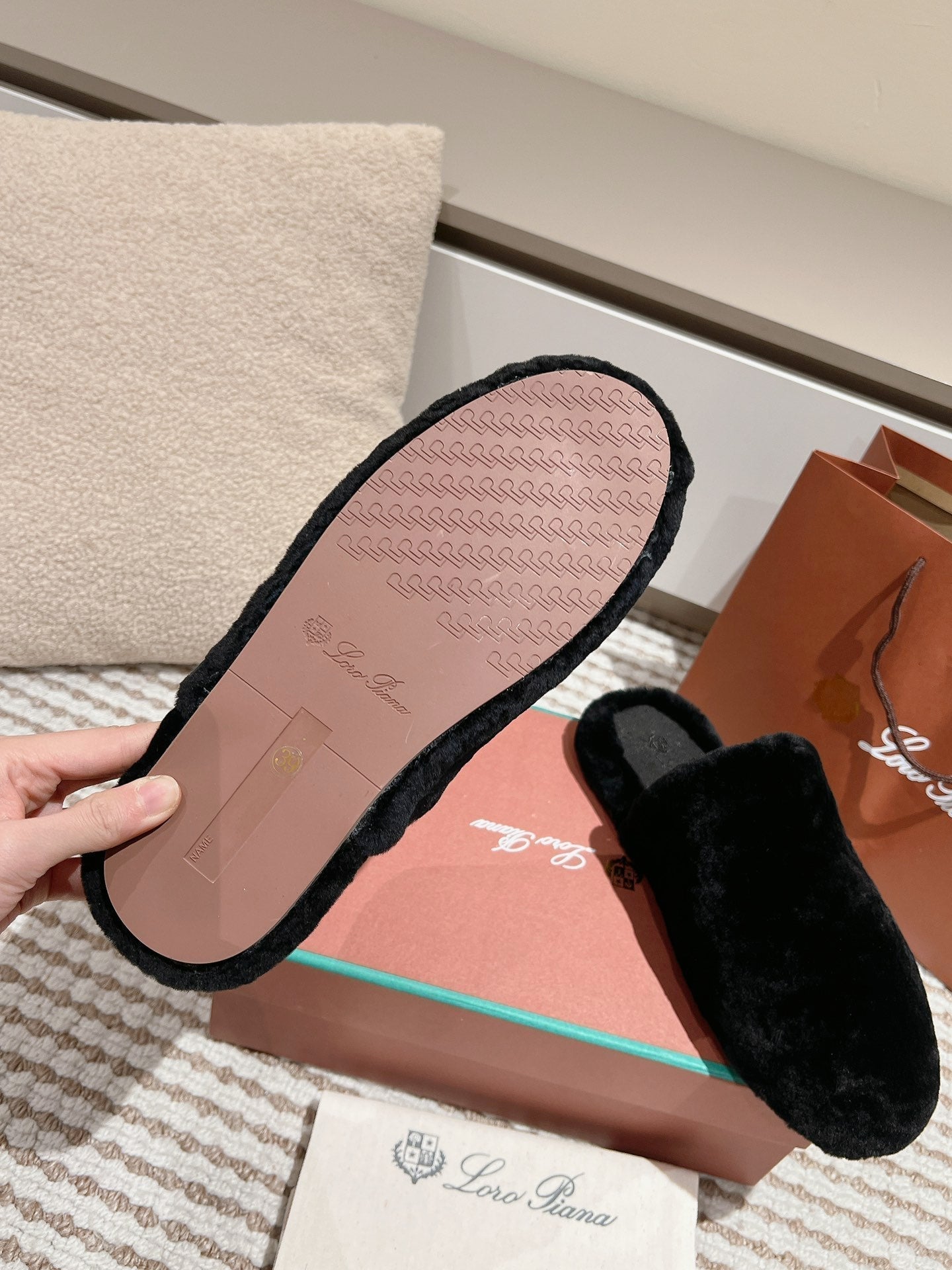 LP NATURAL WINTERCOZY WOOL BLACK SLIPPERS - 35