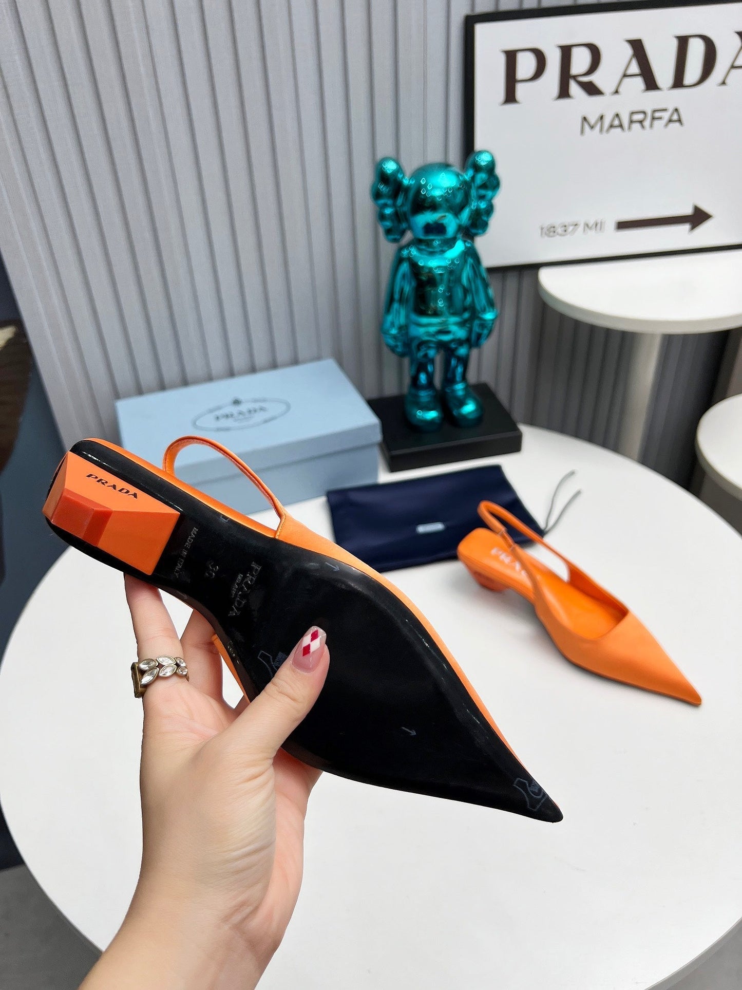 PRADA 26S ГОСТРОНОСІ ТУФЛІ-СЛІНГБЕКИ 40 ММ З ПОМАРАНЧЕВОГО АТЛАСУ