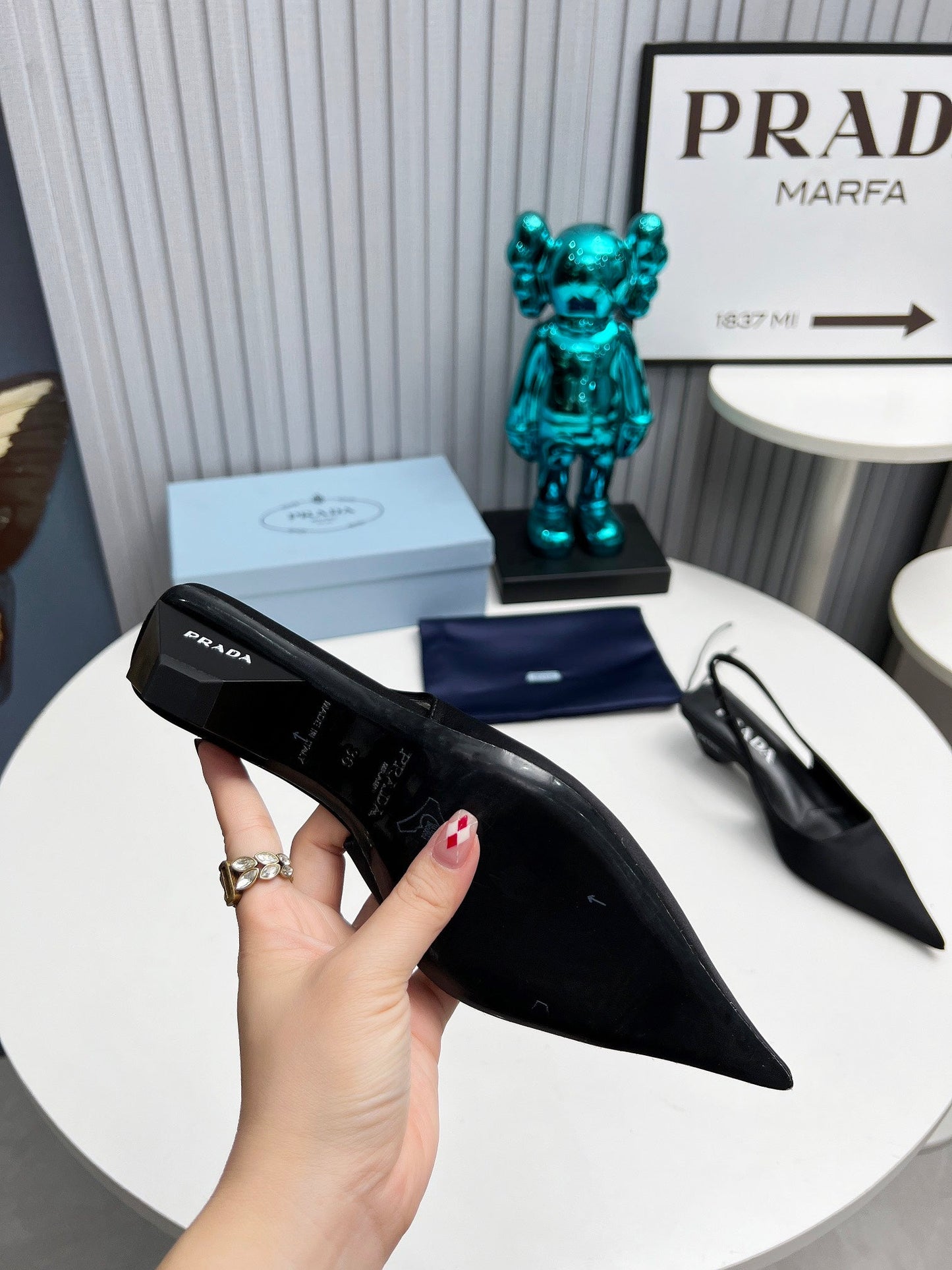 PRADA 26S ГОСТРОНОСІ ТУФЛІ З РЕМІНЦЕМ ЗЗАДУ 40 ММ З ЧОРНОГО АТЛАСУ