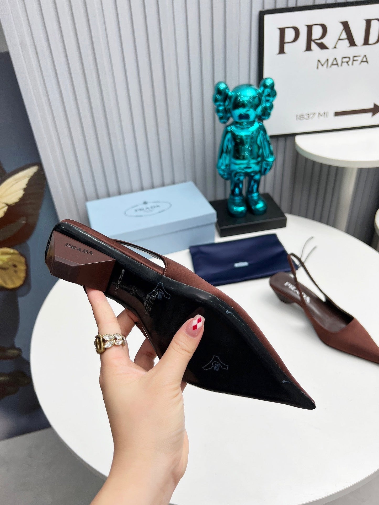 PRADA 26S ТУФЛІ-СЛІНГБЕКИ З ГОСТРИМ НОСКОМ 40 ММ З ТЕМНО-КОРИЧНЕВОГО АТЛАСУ