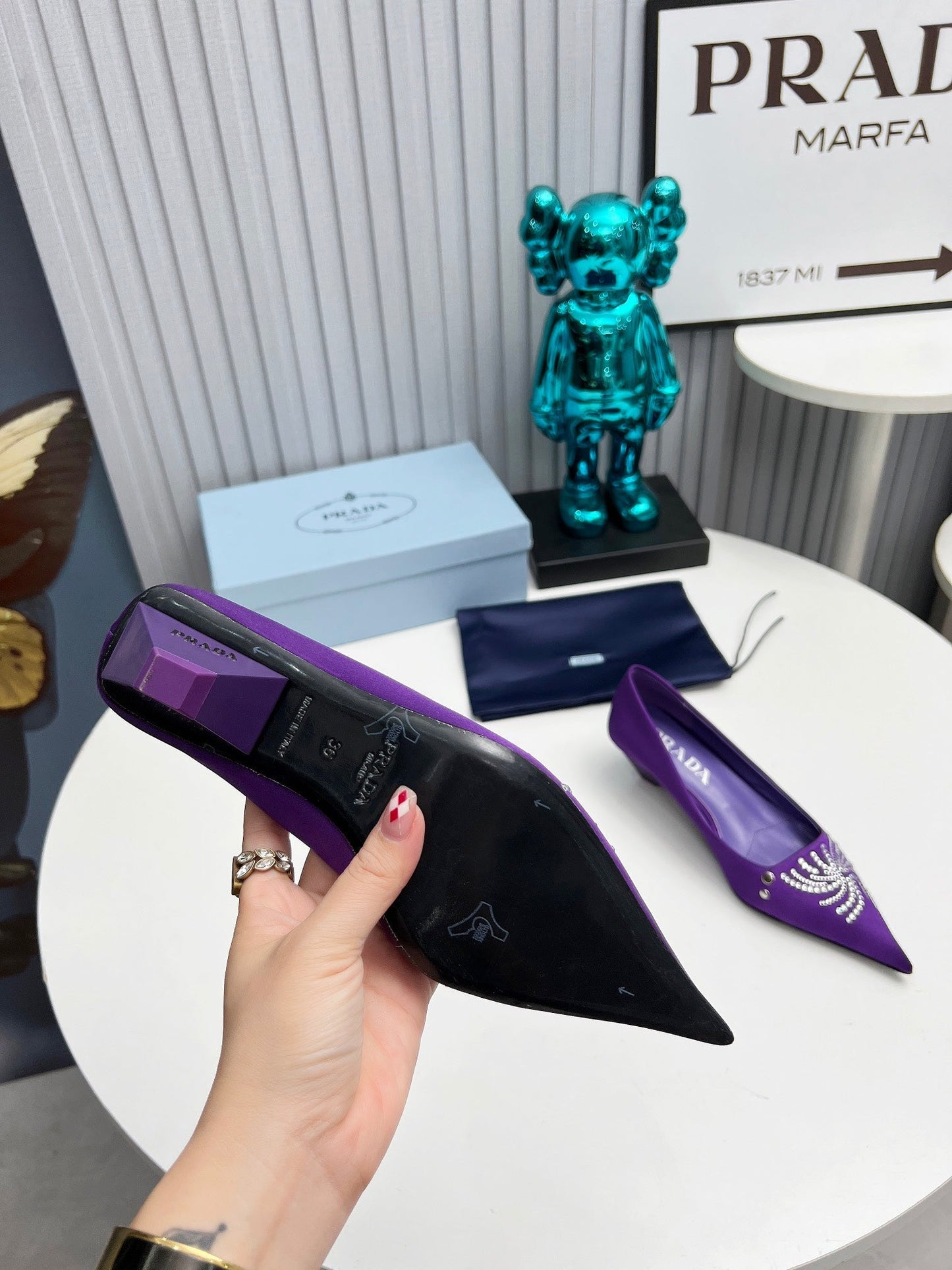 ГОСТРОНОСІ ТУФЛІ PRADA 26S, 40 ММ, З ФІОЛЕТОВОГО АТЛАСУ, ІНКРУСТОВАНІ КРИСТАЛАМИ